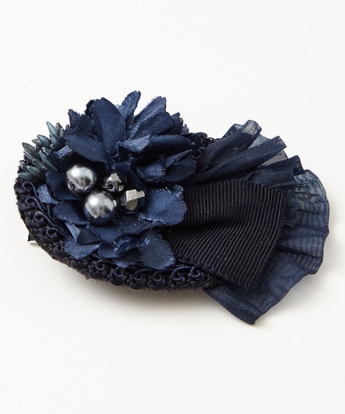 AIMER（エメ）の「ブレード×フラワーブローチ（ブローチ/コサージュ・レディース・ベージュ/ネイビー・MEDIUM）」の2枚目の写真