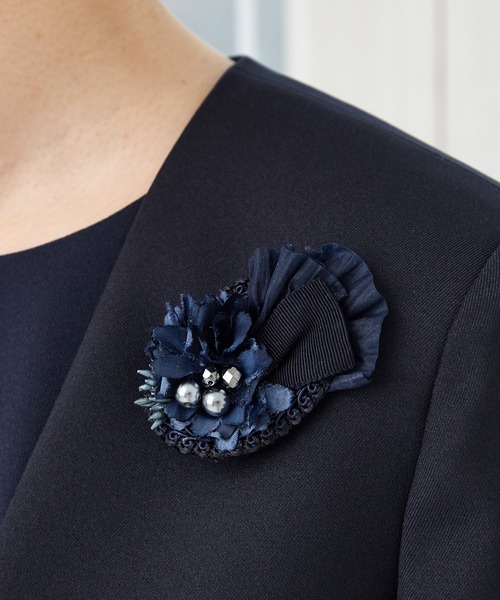 AIMER（エメ）の「ブレード×フラワーブローチ（ブローチ/コサージュ・レディース・ベージュ/ネイビー・MEDIUM）」の9枚目の写真