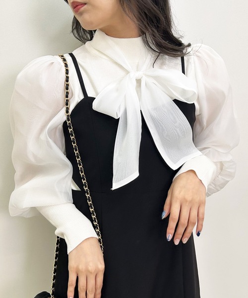 INGNI（イング）の「袖異素材／ボウタイ付マトンスリーブニット（ニット/セーター・レディース・オフホワイト/ブラック/サックスブルー・M）」の2枚目の写真