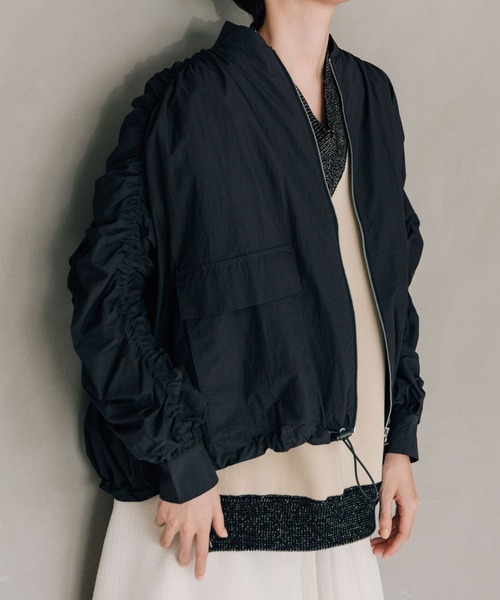 LAATO（ラート）の「SHIRRING BLOUSON（ブルゾン・レディース・チャコールグレー/オフホワイト/ベージュ・FREE）」の3枚目の写真