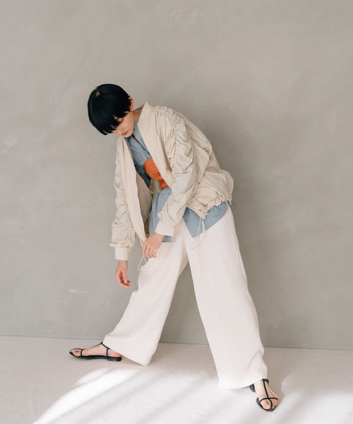 LAATO（ラート）の「SHIRRING BLOUSON（ブルゾン・レディース・チャコールグレー/オフホワイト/ベージュ・FREE）」の9枚目の写真