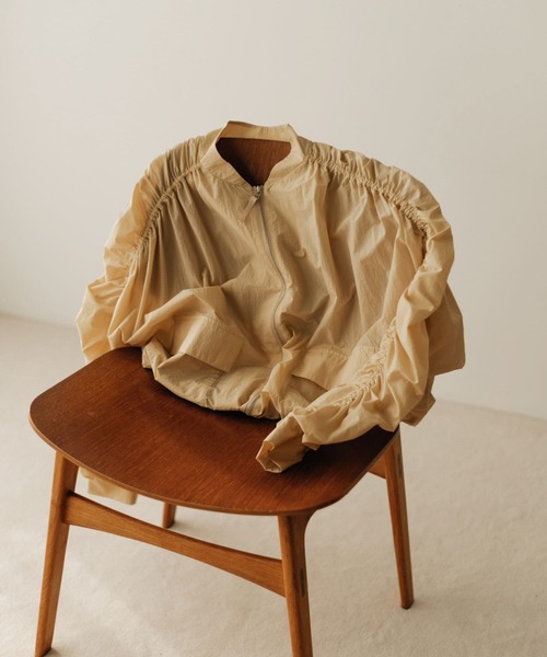 LAATO（ラート）の「SHIRRING BLOUSON（ブルゾン・レディース・チャコールグレー/オフホワイト/ベージュ・FREE）」の7枚目の写真