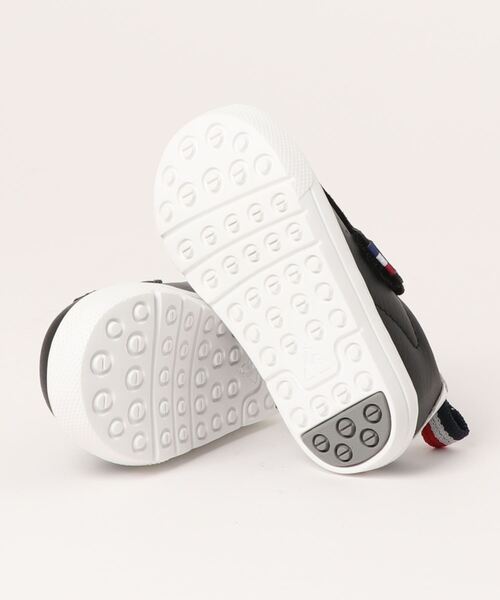 le coq sportif（ルコックスポルティフ）の「le coq sportif ルコックスポルティフ LA ROLAND 2 F ベビーシューズ(LAローラン2F)（スニーカー・キッズ・ブラック/ホワイト・13.0cm/13.5cm/14.0cm/14.5cm/15.0cm/15.5cm/16.0cm）」の3枚目の写真