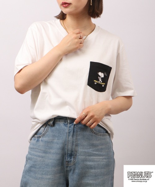 PEANUTS（ピーナッツ）の「PEANUTS スヌーピー ポケット 半袖 Tシャツ（Tシャツ/カットソー・レディース・ネイビー/ホワイト/ブラック/ホワイト系その他/ブラック系その他/杢グレー/オレンジ/カーキ/グリーン/アイボリー/ホワイト系その他2/ホワイト系その他3・M/L/LL）」の2枚目の写真