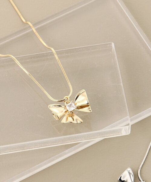 MAJESTIC LEGON（マジェスティックレゴン）の「リボンビジューネックレス（ネックレス・レディース・シルバー/ゴールド・FREE）」の2枚目の写真