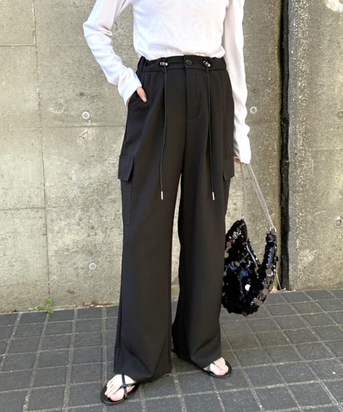 ISOOK（アイスー）の「【ISOOK / アイスー】タックカーゴスラックス / タックパンツ 低身長向けパンツ カーゴスラックス カーゴパンツ ドローコード ドロスト ZOZOTOWN限定（スラックス・レディース・ベージュ/チャコールグレー/ブラック・FREE）」の2枚目の写真