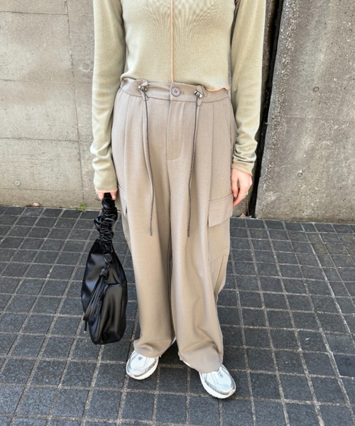 ISOOK（アイスー）の「【ISOOK / アイスー】タックカーゴスラックス / タックパンツ 低身長向けパンツ カーゴスラックス カーゴパンツ ドローコード ドロスト ZOZOTOWN限定（スラックス・レディース・ベージュ/チャコールグレー/ブラック・FREE）」の6枚目の写真