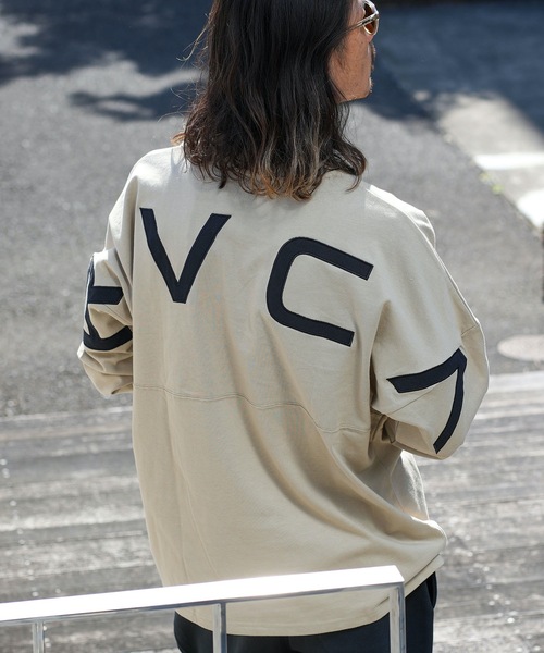 RVCA(ルーカ)の「RVCA メンズ FAKUE RVCA LS TEE ロングスリーブTシャツ/ルーカフロントスモールロゴステッチビッグサイズロングスリーブカットソー(Tシャツ/カットソー・メンズ・ホワイト/ブラック/カーキ/スミクロ・MEDIUM/X-LARGE/LARGE/SMALL)」の4枚目の写真