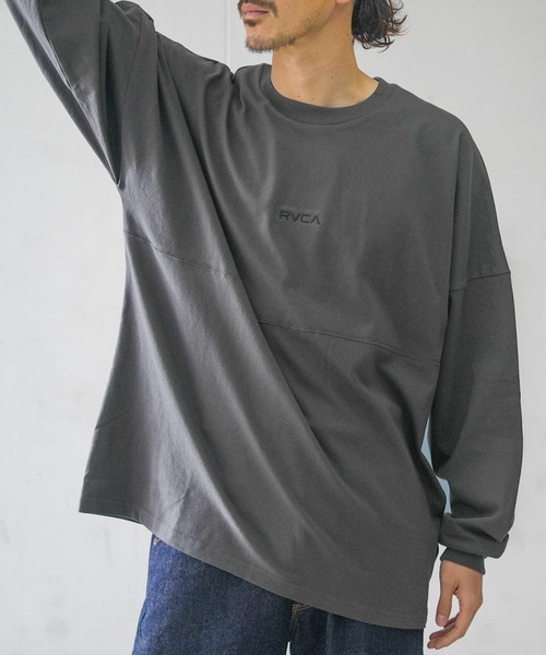 RVCA(ルーカ)の「RVCA メンズ FAKUE RVCA LS TEE ロングスリーブTシャツ/ルーカフロントスモールロゴステッチビッグサイズロングスリーブカットソー(Tシャツ/カットソー・メンズ・ホワイト/ブラック/カーキ/スミクロ・MEDIUM/X-LARGE/LARGE/SMALL)」の3枚目の写真