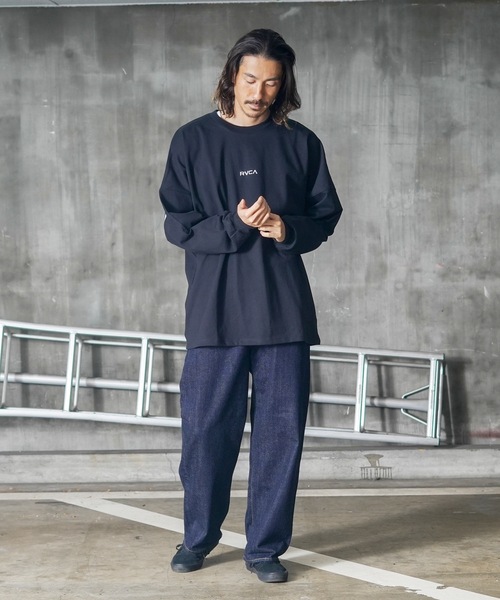 RVCA(ルーカ)の「RVCA メンズ FAKUE RVCA LS TEE ロングスリーブTシャツ/ルーカフロントスモールロゴステッチビッグサイズロングスリーブカットソー(Tシャツ/カットソー・メンズ・ホワイト/ブラック/カーキ/スミクロ・MEDIUM/X-LARGE/LARGE/SMALL)」の6枚目の写真