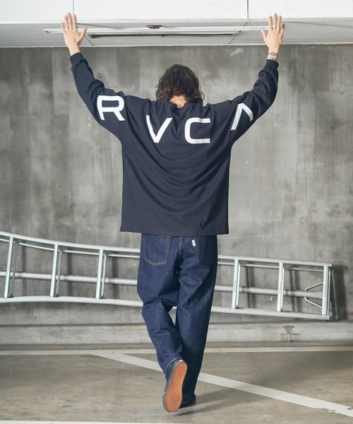 RVCA(ルーカ)の「RVCA メンズ FAKUE RVCA LS TEE ロングスリーブTシャツ/ルーカフロントスモールロゴステッチビッグサイズロングスリーブカットソー(Tシャツ/カットソー・メンズ・ホワイト/ブラック/カーキ/スミクロ・MEDIUM/X-LARGE/LARGE/SMALL)」の7枚目の写真