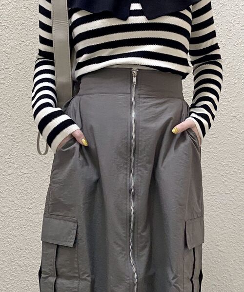 ur,Melty（ユアメルティー）の「フロントZIPナイロンスカート（スカート・レディース・オフホワイト/ブラック/ライトグレー・FREE）」の12枚目の写真