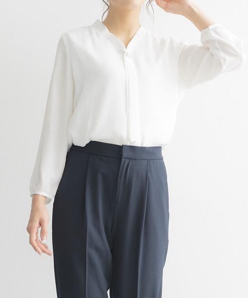 RIRIYANO(リリヤーノ)の「【RIRIYANO パール付きタイブラウス】(シャツ/ブラウス・レディース・オフホワイト/ベージュ系その他/ネイビー・LARGE/MEDIUM/X-LARGE)」の2枚目の写真