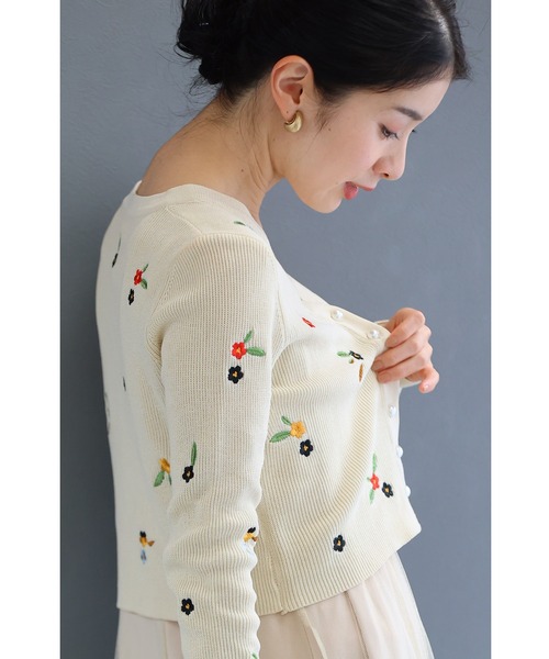 cawaii(カワイイ)の「可愛い小花刺繍のショート丈リブニットカーディガン(カーディガン/ボレロ・レディース・ホワイト・FREE)」の10枚目の写真