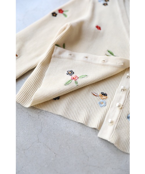 cawaii(カワイイ)の「可愛い小花刺繍のショート丈リブニットカーディガン(カーディガン/ボレロ・レディース・ホワイト・FREE)」の13枚目の写真