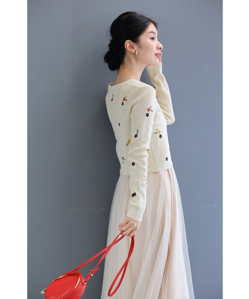 cawaii(カワイイ)の「可愛い小花刺繍のショート丈リブニットカーディガン(カーディガン/ボレロ・レディース・ホワイト・FREE)」の15枚目の写真
