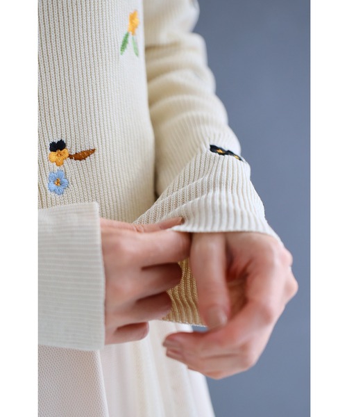 cawaii(カワイイ)の「可愛い小花刺繍のショート丈リブニットカーディガン(カーディガン/ボレロ・レディース・ホワイト・FREE)」の19枚目の写真