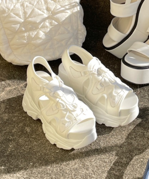 one wayザッカ（ワンウェイザッカ）の「厚底 ボリュームソールスポーツサンダル（サンダル・レディース・ホワイト/ブラック×ホワイト/ブラック・SMALL/LARGE/MEDIUM/X-LARGE）」の2枚目の写真