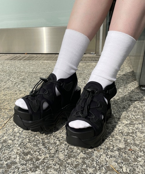 one wayザッカ（ワンウェイザッカ）の「厚底 ボリュームソールスポーツサンダル（サンダル・レディース・ホワイト/ブラック×ホワイト/ブラック・SMALL/LARGE/MEDIUM/X-LARGE）」の3枚目の写真