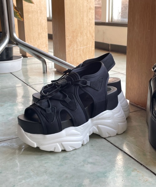 one wayザッカ（ワンウェイザッカ）の「厚底 ボリュームソールスポーツサンダル（サンダル・レディース・ホワイト/ブラック×ホワイト/ブラック・SMALL/LARGE/MEDIUM/X-LARGE）」の6枚目の写真