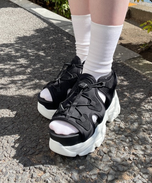 one wayザッカ（ワンウェイザッカ）の「厚底 ボリュームソールスポーツサンダル（サンダル・レディース・ホワイト/ブラック×ホワイト/ブラック・SMALL/LARGE/MEDIUM/X-LARGE）」の4枚目の写真