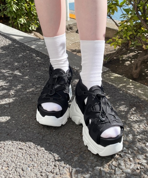 one wayザッカ（ワンウェイザッカ）の「厚底 ボリュームソールスポーツサンダル（サンダル・レディース・ホワイト/ブラック×ホワイト/ブラック・SMALL/LARGE/MEDIUM/X-LARGE）」の5枚目の写真