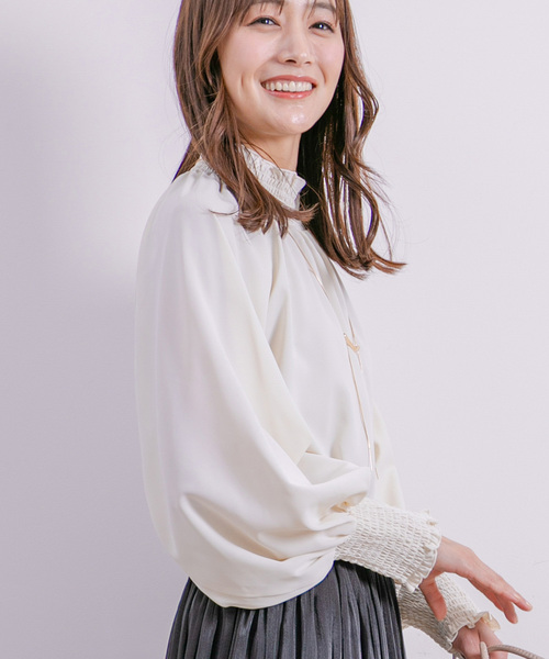 Jayro(ジャイロ)の「シャーリングフリルブラウス(シャツ/ブラウス・レディース・ライトグリーン/ピンク/キナリ/ネイビー・M)」の13枚目の写真