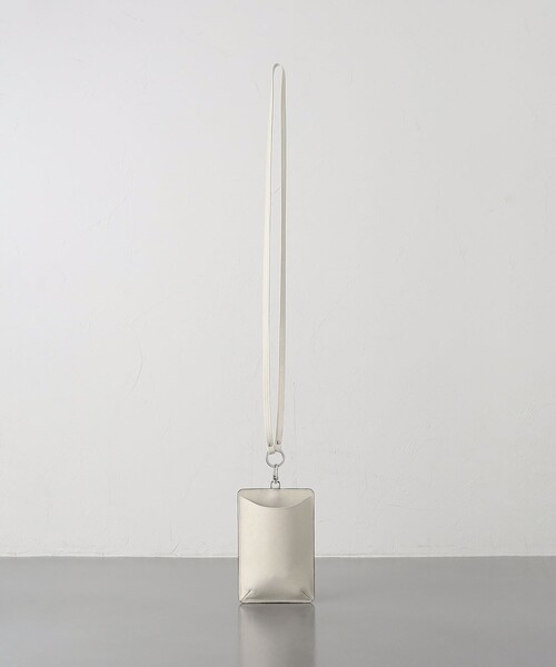 UNITED ARROWS（ユナイテッドアローズ）の「ストラップ モバイルケース（スマホケース/カバー・レディース・オフホワイト/シルバー/ブラック/ロイヤルブルー・FREE）」の2枚目の写真