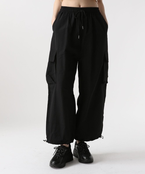 FOREVER 21（フォーエバー トゥエンティーワン）の「【2024SS】ナイロンカーゴパンツ（カーゴパンツ・レディース・グレー/ブラック/ピンク/イエロー・FREE）」の2枚目の写真