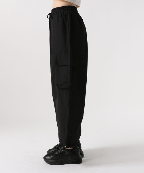 FOREVER 21（フォーエバー トゥエンティーワン）の「【2024SS】ナイロンカーゴパンツ（カーゴパンツ・レディース・グレー/ブラック/ピンク/イエロー・FREE）」の5枚目の写真