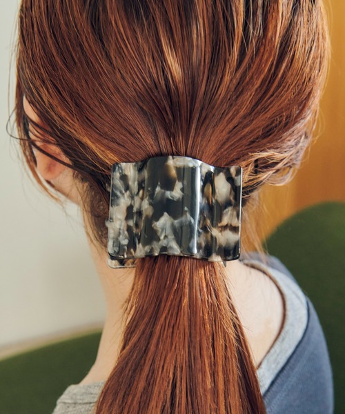 GOLDY（ゴールディ）の「ワイド ウェーブ アセチ ヘアー クリップ（バレッタ/ヘアクリップ・レディース・ブルー/パープル/オレンジ/マスタード/ブラウン/ライトグレー/ホワイト/ダークブラウン/グリーン/ブラック/チャコール/グレー・FREE）」の2枚目の写真