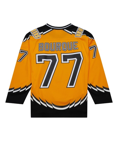 Mitchell&Ness（ミッチェル&ネス）の「Mitchell & Ness Blue Line Ray Bourque Boston Bruins Dark 1996 Jersey（ミッチェルアンドネス ブルー ライン レイ バーク ボストン ブルーインズ ダーク 1996 ジャージ）（Tシャツ/カットソー・メンズ・ゴールド・LARGE/MEDIUM）」の2枚目の写真