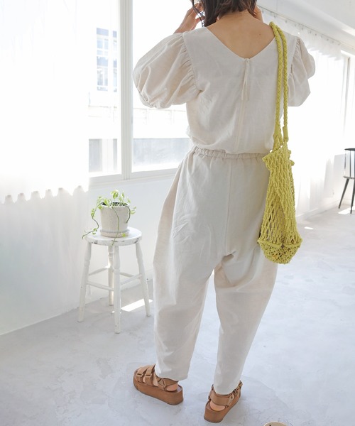 Crisp（クリスプ）の「Vネックパフスリーブオールインワン（つなぎ/オールインワン・レディース・アイボリー/キャメル・FREE）」の12枚目の写真