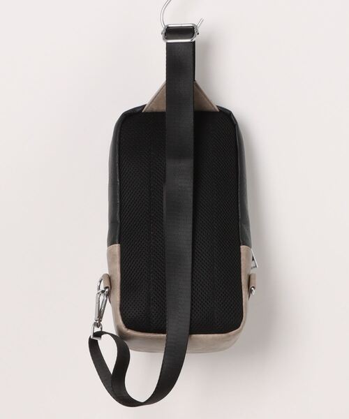 TAKA-Q（タカキュー）の「【両掛け仕様】タカキュー カラーコンビ ボディバッグ（ボディバッグ/ウエストポーチ・メンズ・ブラック/キャメル/ネイビー・FREE）」の4枚目の写真