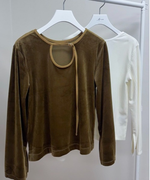 Amiur(エミレ)の「corduroy back open design tops / コーデュロイバックオープンデザイントップス(Tシャツ/カットソー・レディース・アイボリー/カーキ・FREE)」の6枚目の写真