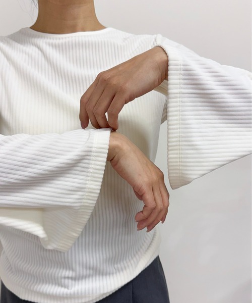 Amiur(エミレ)の「corduroy back open design tops / コーデュロイバックオープンデザイントップス(Tシャツ/カットソー・レディース・アイボリー/カーキ・FREE)」の3枚目の写真