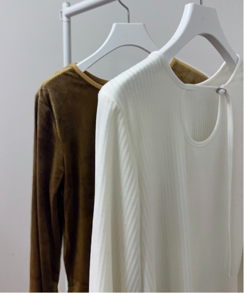 Amiur(エミレ)の「corduroy back open design tops / コーデュロイバックオープンデザイントップス(Tシャツ/カットソー・レディース・アイボリー/カーキ・FREE)」の4枚目の写真