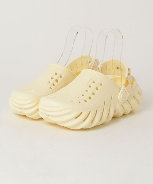 crocs(クロックス)の「ECHO CLOG(サンダル・メンズ・ベージュ・23.0cm/24.0cm/26.0cm/27.0cm/28.0cm/29.0cm)」の2枚目の写真