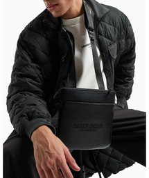 ARMANI EXCHANGE（アルマーニエクスチェンジ）の「【A|X アルマーニ エクスチェンジ】＜オンライン限定＞AXロゴ フラットショルダーバッグ（ショルダーバッグ）」