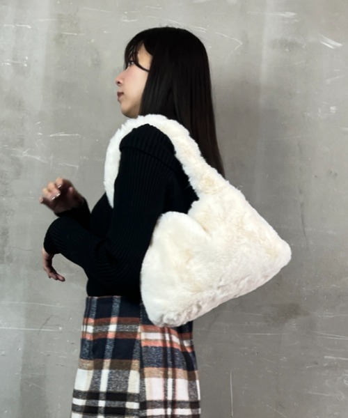 ｔｏｌｅｎｅ（トレネ）の「フェイクファー ワンハンドル ミニバッグ ハンドバッグ（ハンドバッグ・レディース・ブラック/ホワイト・ONE SIZE）」の5枚目の写真