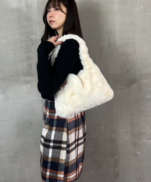 ｔｏｌｅｎｅ（トレネ）の「フェイクファー ワンハンドル ミニバッグ ハンドバッグ（ハンドバッグ・レディース・ブラック/ホワイト・ONE SIZE）」の6枚目の写真