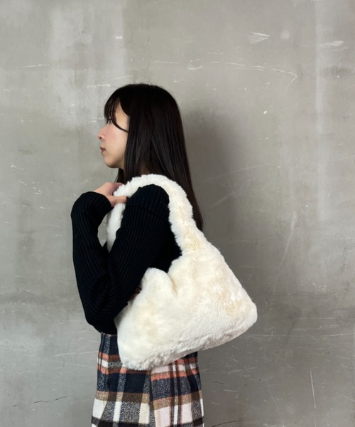 ｔｏｌｅｎｅ（トレネ）の「フェイクファー ワンハンドル ミニバッグ ハンドバッグ（ハンドバッグ・レディース・ブラック/ホワイト・ONE SIZE）」の7枚目の写真