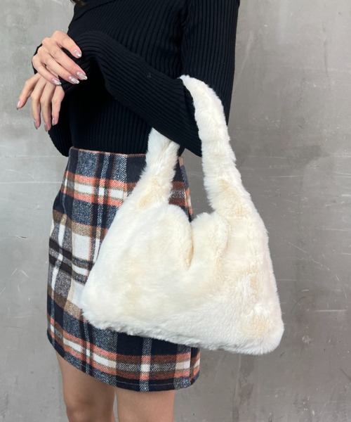 ｔｏｌｅｎｅ（トレネ）の「フェイクファー ワンハンドル ミニバッグ ハンドバッグ（ハンドバッグ・レディース・ブラック/ホワイト・ONE SIZE）」の4枚目の写真