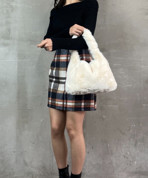 ｔｏｌｅｎｅ（トレネ）の「フェイクファー ワンハンドル ミニバッグ ハンドバッグ（ハンドバッグ・レディース・ブラック/ホワイト・ONE SIZE）」の10枚目の写真