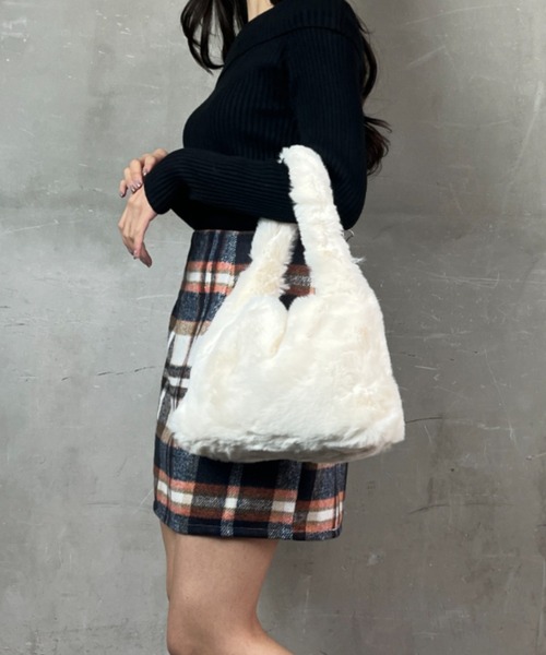 ｔｏｌｅｎｅ（トレネ）の「フェイクファー ワンハンドル ミニバッグ ハンドバッグ（ハンドバッグ・レディース・ブラック/ホワイト・ONE SIZE）」の11枚目の写真