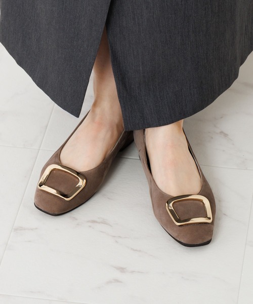 HIMIKO(ヒミコ)の「【Made in Japan】【HIMIKO】スクエアバックルローヒールパンプス/651110(パンプス・レディース・ベージュ/ブラック/ブルー/ダークグレー/ベージュ系その他/シルバー・21.5cm/22.0cm/24.0cm/25.5cm/22.5cm/23.5cm/24.5cm/25.0cm/26.0cm/26.5cm/23.0cm)」の2枚目の写真