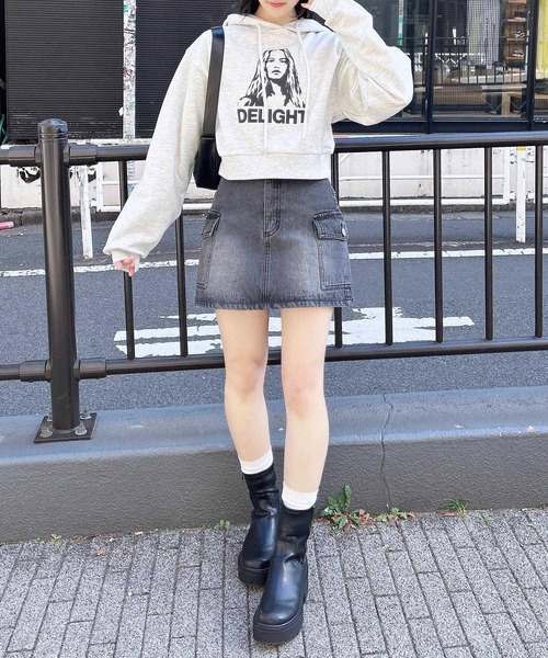 INGNI(イング)の「GIRLプリントスウェットショートパーカー(パーカー・レディース・ブラック/オートミール/グレー・M)」の8枚目の写真