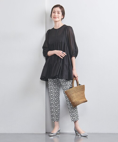 UNITED ARROWS(ユナイテッドアローズ)の「シャイニー エンブロイダリー フラワー スリムパンツ(スラックス・レディース・ネイビー/オフホワイト・32/34/36/38/40/42)」の6枚目の写真