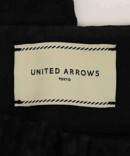 UNITED ARROWS(ユナイテッドアローズ)の「シャイニー エンブロイダリー フラワー スリムパンツ(スラックス・レディース・ネイビー/オフホワイト・32/34/36/38/40/42)」の17枚目の写真