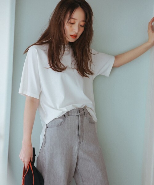 UNFILO(アンフィーロ)の「BEAUTY FORM-T フォルムTシャツ(Tシャツ/カットソー・レディース・ホワイト系/グレー系/ネイビー系/ベージュ系/ブラック系/ブルー系/黄緑系・X-LARGE/XX-LARGE)」の1枚目の写真